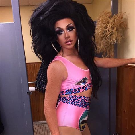 ariel versace missing finger